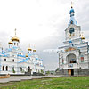  Свято-Духівський монастир-скит: зліва - новозбудований храм, справа - Собор Святого Духа 